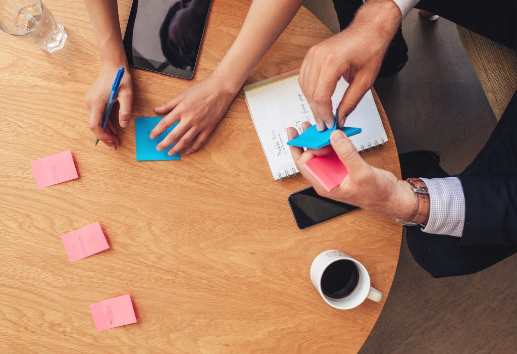 Coach und Klient bei der Identifikation von Erfolgsfaktoren und Potenzialen. Bei der Entwicklung maßgeschneiderter Methoden zur Ressourcenoptimierung und Zielerreichung für Führungskräfte und aufstrebende Talente.