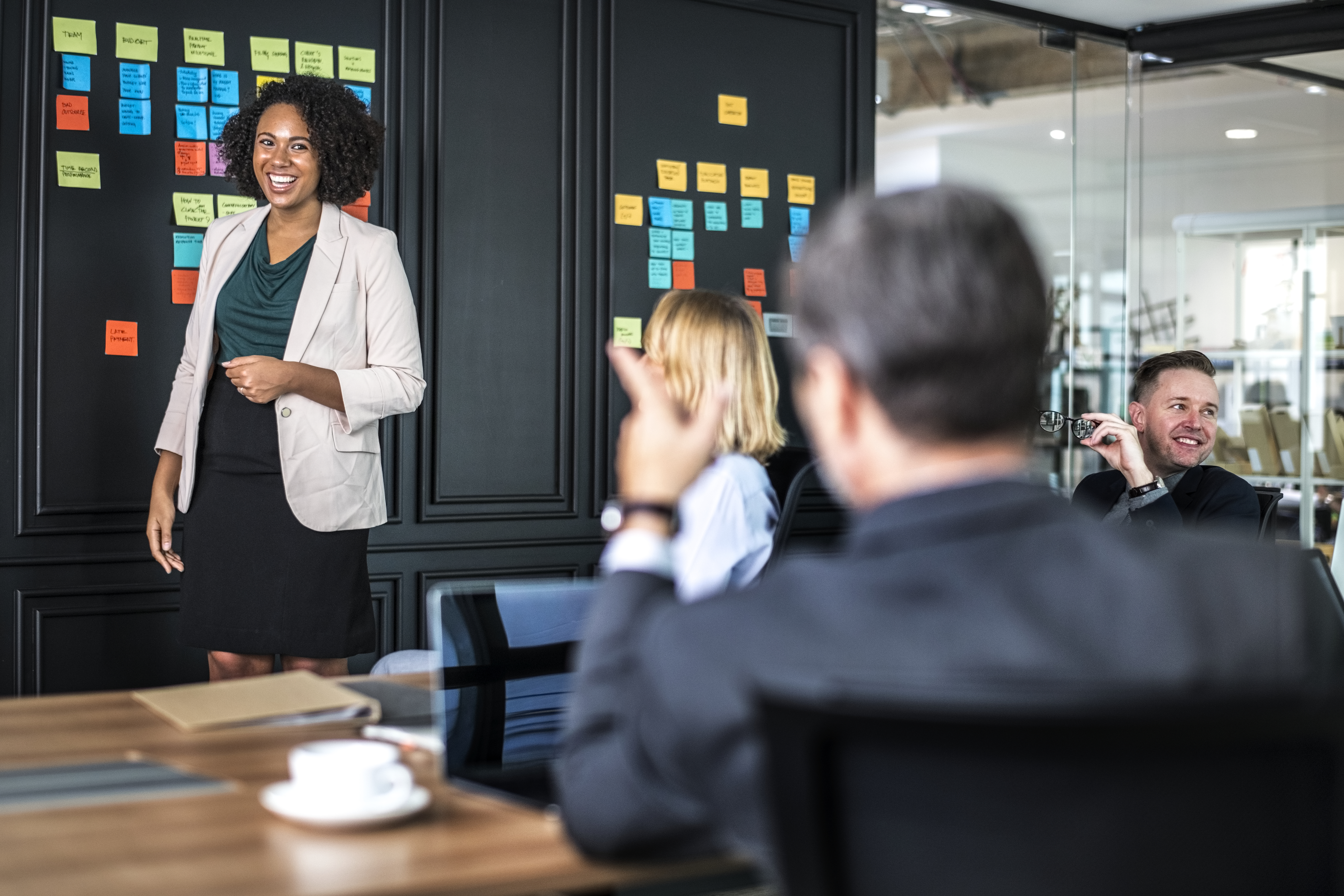 Lebendiger Kommunikations-Workshop mit Haftnotizen